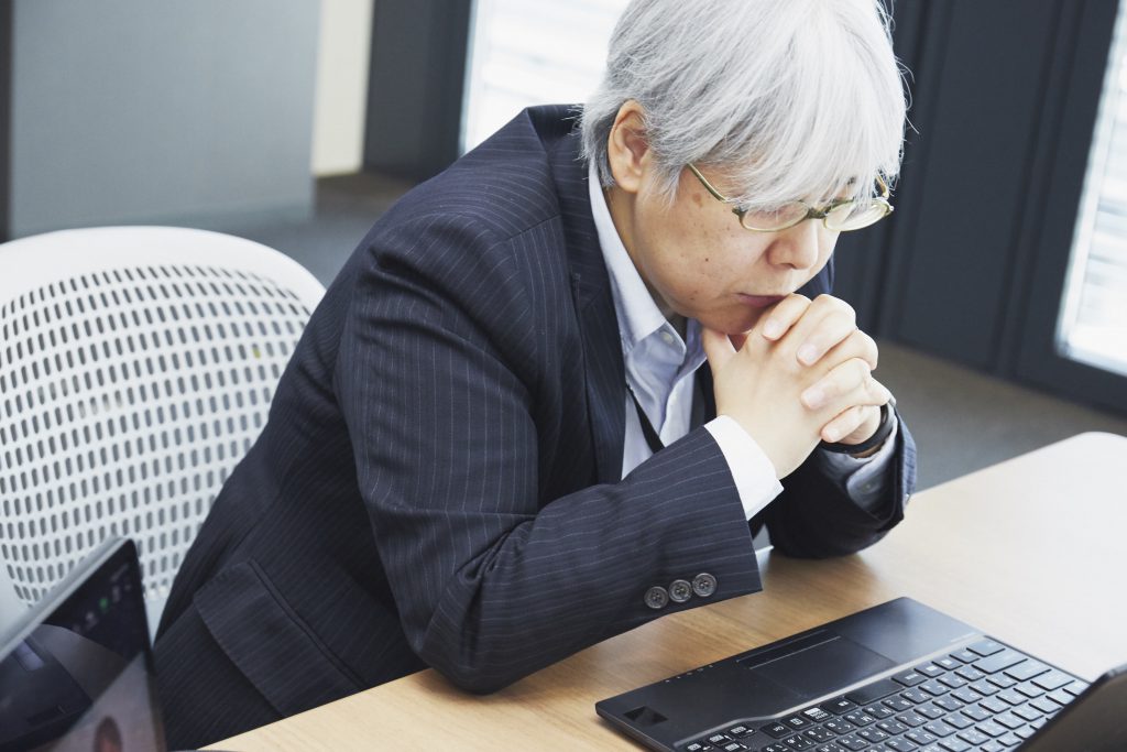 課題 ①：リアルタイムかつ迅速な問い合わせ対応が難しいタイミングがある